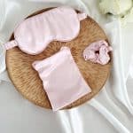 Masque de sommeil rose blush avec son sac et son chouchou - Little Intention